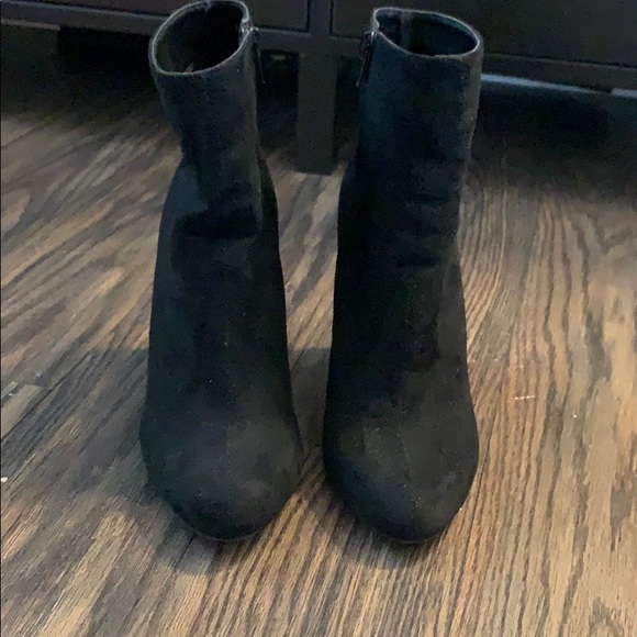 Black heeled booties with rose detailing - Picture 3 of 4